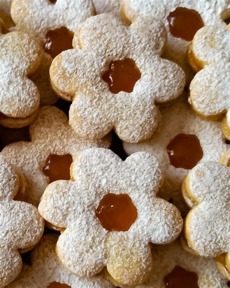 Ricette sarde, ricette dolci e salate, ricetta sa panada, sa pardula, pan di sapa, amaretti, ricette tipiche torrone sardo di tonara, ricetta dolce, torrone bianco morbido alle mandorle tostate. Ricetta ciambelline doppie sarde farcite con la marmellata ...
