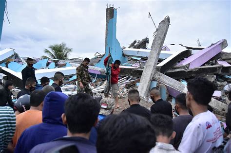 Gempa bumi tektonik kembali mengguncang wilayah majene dan mamuju di provinsi sulawesi barat pada pukul 12.11 wita, senin (18/1/2021). Foto: Rumah Sakit Mitra Manakarra Mamuju Roboh Diguncang Gempa - Medcom.id