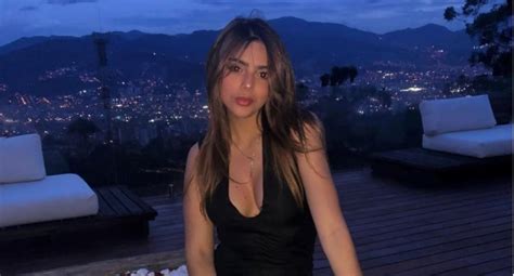 Este sábado 10 de julio, la joven juana valentina restrepo, hermana menor del futbolista del everton james rodríguez, confirmó que se encuentra en embarazo, luego de varias en las que sus seguidores especularon sobre la noticia. ¿Hermana de James Rodríguez se ha hecho algo en la cola y ...