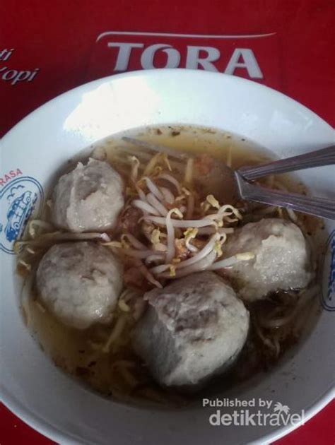 Lalu selain biaya tiket masuk, akan ditarik juga ya, pantai cikembang sukabumi ini memang menawan. Karang Hawu, Tempatnya Para Peselancar di Sukabumi
