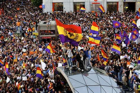 Manifestación en apoyo de los golpistas catalanes.16:40 cientos de personas se han concentrado este mediodía en vigo para apoyar a la policía nacional y, en especial. Fotos: El Rey abdica: Los apoyos a la República en la ...