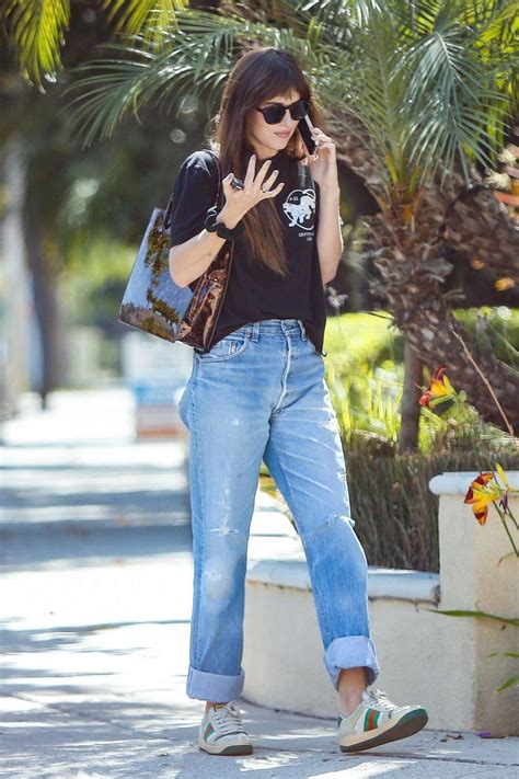 Dakota Johnson Rocks Vintage Levis 501 Jeans Denimology 501 Outfit