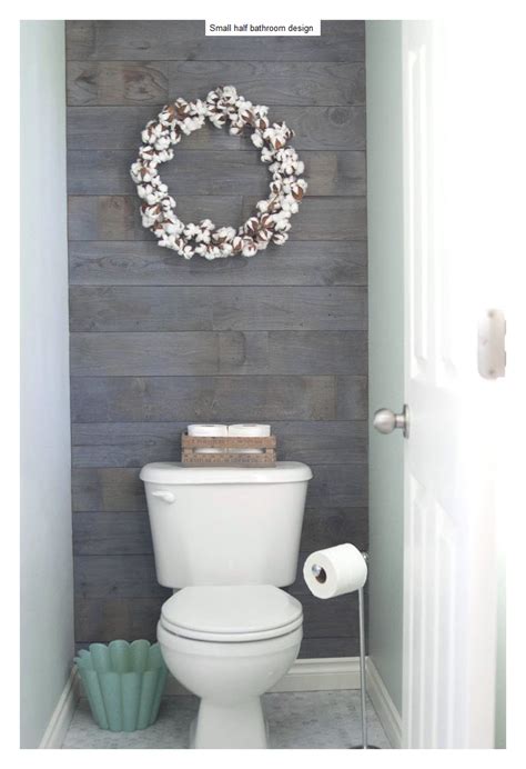 This tiny bathroom is made to feel much larger by the inclusion of mirror all around the room. ideas para disenar y decorar medio bano (23) | Curso de ...