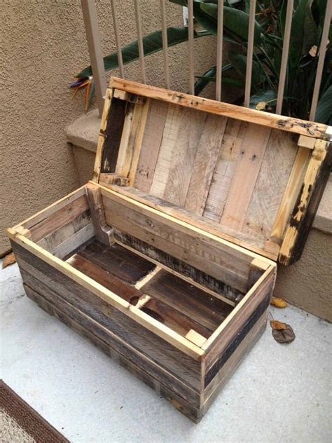 Rugged Pallet Chest Sometimes Beauty Is Tough And Simple Ja Rustic