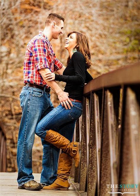 Couple Fall Picture Outfit Ideas Engagement Photos Fall Couple