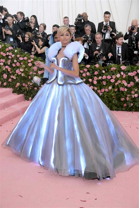 Its Not Your Eyes — Zendayas Met Gala Dress Really Does Change Color