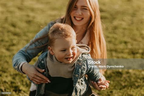 Mutlu Anne Küçük Oğlu Ile Oynuyor Mutlu Aile Açık Havada Yürüyor Stok Fotoğraflar And Aile‘nin