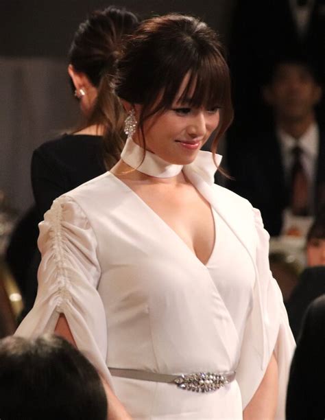 深田恭子、大胆スリットの純白ドレスで魅了！日本アカデミー賞女優陣の華やかドレスをチェック Newswalker