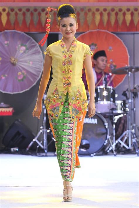 fashion show pakaian adat budaya betawi foto tribunnewscom