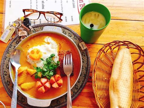 Bắc chảo khác lên bếp, cho vào chảo 20g bơ lạt, đợi bơ chảy hết thì phi thơm 50g hành tây rồi cho 50g pate cùng xúc xích đã chiên vào. Top 10 quán bánh mỳ chảo vừa ngon vừa rẻ ở Sài Gòn ...