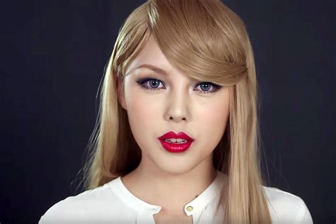 Download Free Taylor Swift Singer Showing Off Her Red Lips Wallpaper