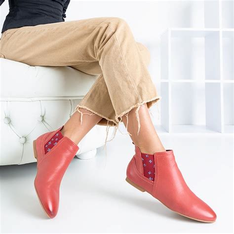 They often have a loop or tab of fabric on the back of the boot, enabling the boot to be pulled on. Черевики (Челсі) | Жіноче взуття | Royalfashion.com.ua ...