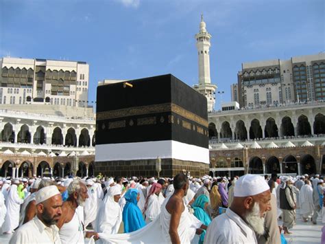 Dam itu memiliki arti mengalirkan darah, menyembelih binatang kurban dan dilakukan ketika ibadah haji. Pengertian Haji Serta Dam Haji Umrah | Khazzanah