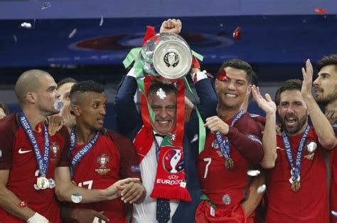 He is the manager of the portugal national team. 현재 벤투가 대표팀에 새롭게 준비한 전술.jpg - 국내축구 - 에펨코리아