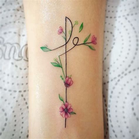 Los tatuajes de cruz se ven muy a menudo en la piel mira estos tatuajes de cruces. Tatuajes de CRUCES - CRUZ - CRUCIFIJO【Significado】