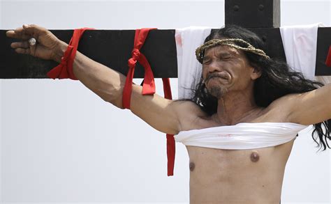 7 Devotees Nailed To Wooden Crosses On Good Friday In Philippines Cbs