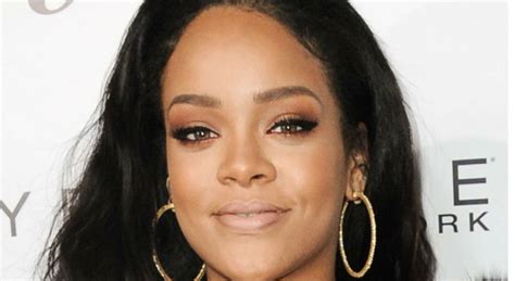 Fotd Rihannas Bronzed Makeup Look At Fashion La Awards