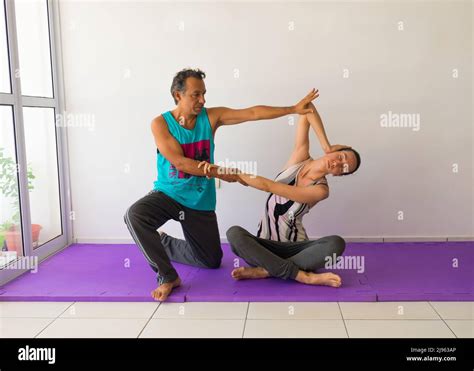 Traditional Thai Yoga Massage Hi Res Stock Photography And Images Alamy