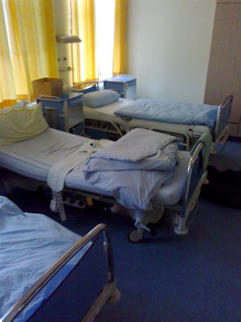 Erwachsene in deutschland können auf drei wegen auch gegen ihren willen in eine psychiatrische klinik gelangen. Pin auf Psychiatriemuseum,Straitjacket,Restraint ...