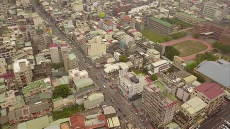 自此至 二戰 結束為止，其間名稱多次變更。 明治 三十九年（1906年） 嘉義大地震 ，城垣全毀，僅存東門。 次年，日本當局制定都市計畫並實施 市區改正 ，重建後之嘉義市，工商業及. 嘉義市區空拍景色/Chiayi city - YouTube