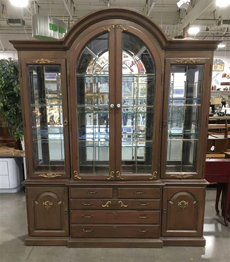 Lot 2pc Thomasville Traditional Lit Curio Cabinet