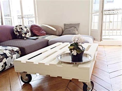 Mounting a set of wheels. DIY Pallet Coffee Table with Wheels | Pallet Furniture DIY