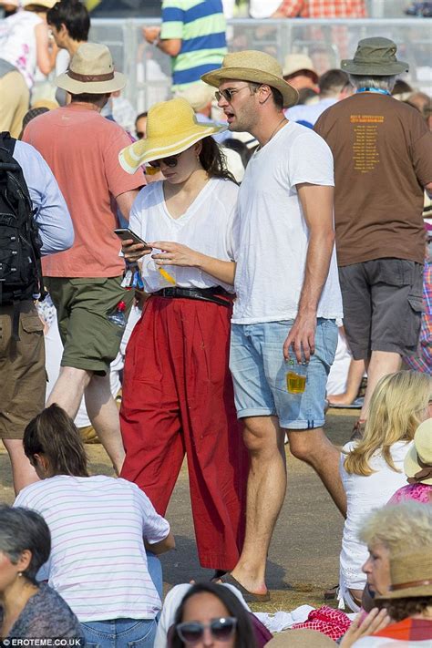 Daisy Ridley Shares A Kiss With Boyfriend Tom Bateman At Bst Festival Daily Mail Online