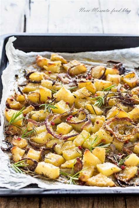 Patate al forno con pangrattato e parmigiano. Patate e cipolle al forno, con pangrattato e rosmarino nel ...
