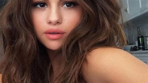 Hang On Selena Gomez Makes How Much For Her Instagram Postshellogiggles