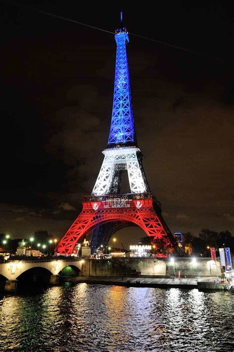 París Ilumina La Torre Eiffel Con La Bandera Francesa