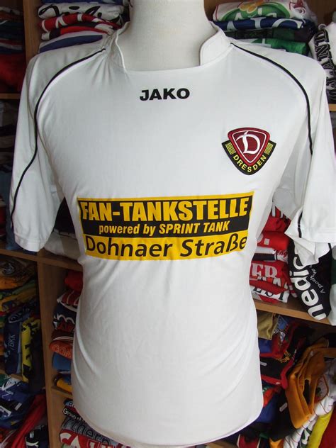 Sportgemeinschaft dynamo dresden e.v., commonly known as sg dynamo dresden or dynamo dresden, is a german football club in dresden, saxony. Dynamo Dresden Away football shirt 2008 - 2009.