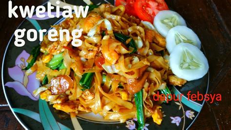 Kwetiau banyak diolah jadi berbagai masakan yang lezat, salah satu resep yang paling disukai adalah kwetiau goreng. resep kwetiaw goreng - YouTube