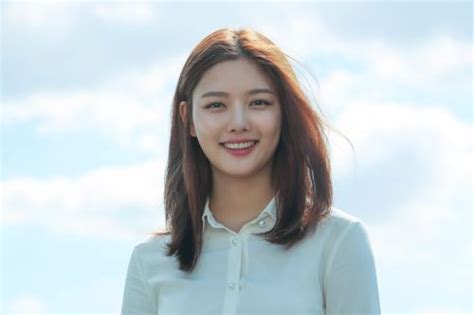Kim yoo jung adalah aktris asal korea yang terbilang cukup sukses. Biodata Kim Yoo-jung dan Drama-drama Terbaiknya - Sosmedmu