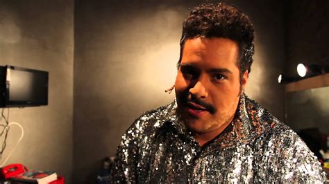 Assim, com a voz grave, forte e rouca, se destacou com vários hits lembrados até hoje. TIM MAIA, VALE TUDO! O MUSICAL (Chamada Tiago Abravanel ...