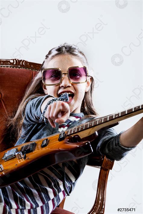 Niña Jugando Como Un Héroe De Guitarra Rockstar Foto De Stock 2735471