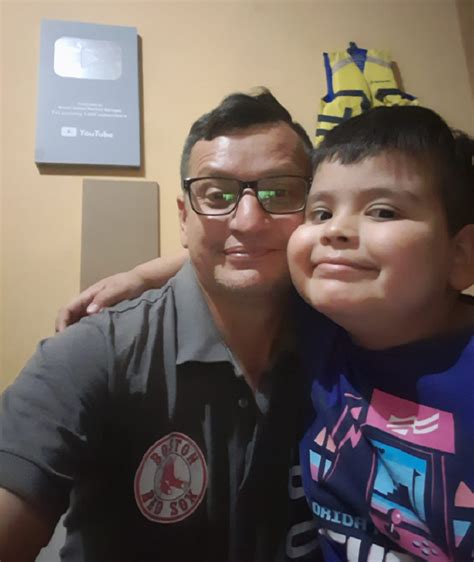 Papá hace para su hijo una réplica de las placas de YouTube