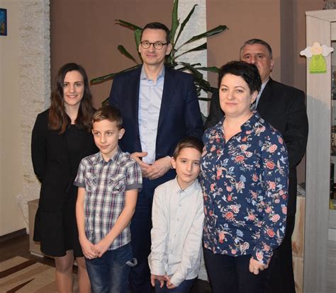 Przyszły premier jest spowinowacony przez męża swojej siostry z. Premier Mateusz Morawiecki odwiedził rodzinę z Gołczy ...
