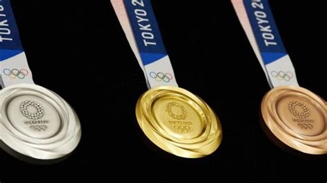 Así, a partir de unas 80,000 toneladas de celulares, laptops y tablets, pudieron recuperar 32 kg de oro, 3,500 kg de plata, y 2,200 kg de bronce, para hacer las medallas ideadas por el diseñador japonés junichi kawanishi. Japón presenta medallas olímpicas ecológicas para Tokio ...
