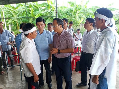 Sau 2 ngày đánh đập bắt bớ đàn áp dân biểu tình chống trung quốc, sáng nay, cảnh sát cơ động huyện tuy phong, tỉnh bình thuận đã thất thủ, buộc cởi áo, đầu. Vụ tai nạn 8 người chết ở Bình Thuận: Nỗi đau xé lòng ...