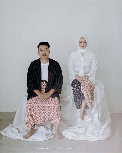 Konsep foto prewed formal outdoor hashya+reza by poetrafoto, fotografer prewedding jogja, yogyakarta. Formal Hingga Casual, 10 Inspirasi Pre-Wedding Studio di ...