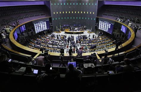 Aplicação com propósito de mostrar o que está acontecendo na câmara dos deputados. Plenário da Câmara retoma votação da reforma política