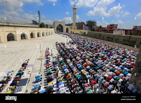 Los Musulmanes Ofrecen Eid Ul Fitr Oraciones En La Mezquita Nacional