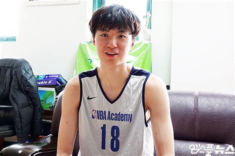 두루아는 살아남기 위해 의도적으로 남주인 녹턴 에드가에게 접근하지만 웬걸, 주인공이란 말이 무색하게 녹턴은 불신덩어리 악역 그 자체였다. 이근승의 박스아웃 이현중 "한국인은 NBA리거 '못 된다'는 ...