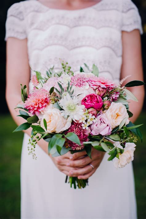 Bouquet de coquelicots by perlier is a floral fragrance for women. Un mariage bohème au Mas de So | Bouquet mariée, Fleurs mariage et Bouquet de mariage