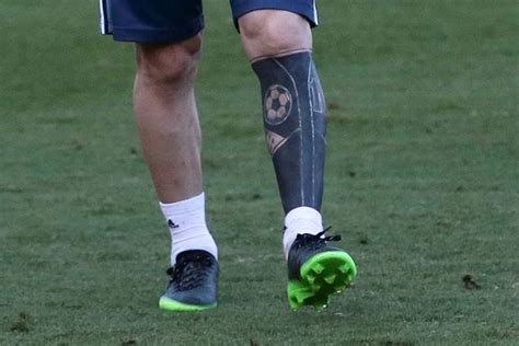 لم أكن أعتقد… ديمبيلي يتلقى عرضاً من… قام مدرب ريال مدريد السابق زين الدين زيدان، ومدرب الحالي للفريق كارلو انشيلوتي، بتوديع القائد سيرجيو راموس، الذي سيرحل. أسوء 15 "تاتو" للاعبي كرة القدم في العالم - سوبر كورة