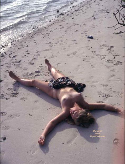 Chicas universitarias desnudas en la playa Hermosas fotos eróticas y porno