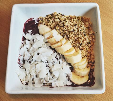 Street food eat drink 360°. the fresh press, portsmouth, NH || acai bowl with banana ...