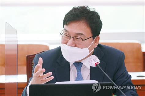 단, 자발적이다 이스타항공 측이 직원. 검찰, `중복 투표 유도·선물 전달` 이상직 의원 측근 4명 기소 ...