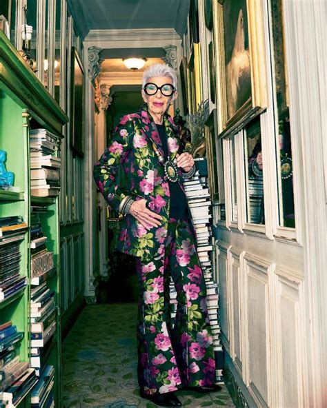 96 летняя модница Айрис Апфель “превратилась” в куклу Барби lemonade