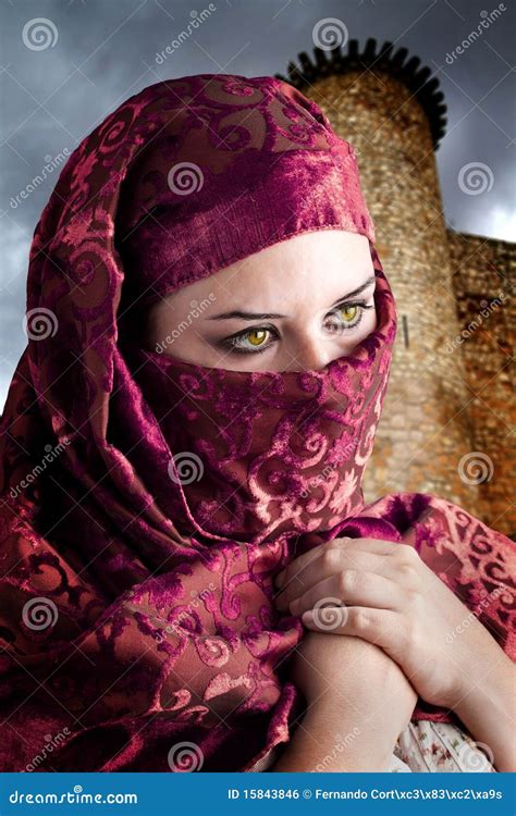 De Vrouw Kleedde Zich In Arabisch Kostuum Stock Foto Image Of